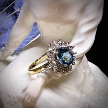 Carica l&#39;immagine nel visualizzatore di Gallery, Anello vintage con topazio azzurro e diamanti
