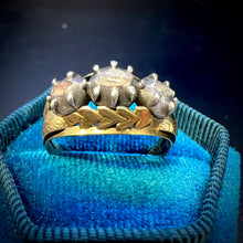 Carica l&#39;immagine nel visualizzatore di Gallery, Anello antico del  ‘700 con tre diamanti
