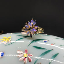 Carica l&#39;immagine nel visualizzatore di Gallery, Affascinante anello inglese vintage in oro 9 ct con petali di opale e brillanti
