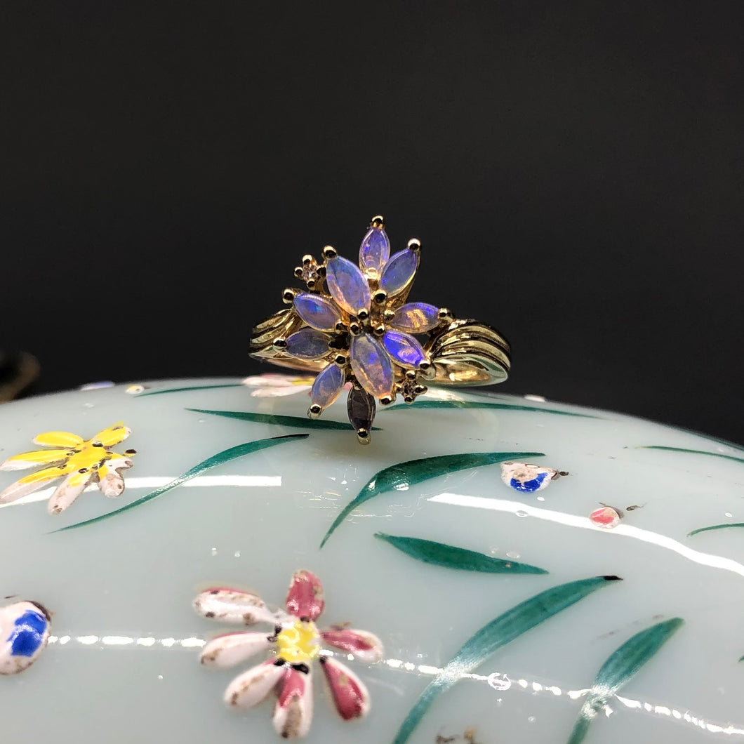 Affascinante anello inglese vintage in oro 9 ct con petali di opale e brillanti