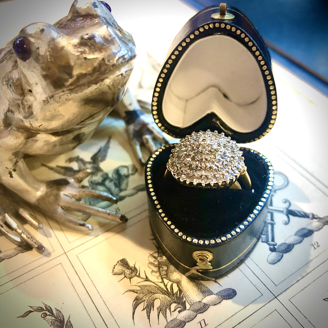 Anello vintage in oro con pavè di diamanti a cupola