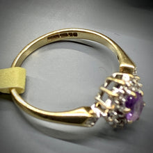 Carica l&#39;immagine nel visualizzatore di Gallery, Anello vintage in oro con ametista contornata da diamanti
