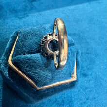 Carica l&#39;immagine nel visualizzatore di Gallery, Anello in oro 18 carati con rubino e diamanti
