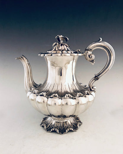 Set da tè e caffè in argento con rarissima base a gonnellino realizzato in fusione cesellata. Completo di lattiera e zuccheriera con cornature interne.  Edward, Edward junior, John & William Barnard Londra 1830