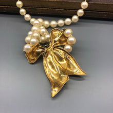 Carica l&#39;immagine nel visualizzatore di Gallery, Collana di perle naturali coltivate con grande fiocco in oro
