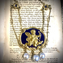Carica l&#39;immagine nel visualizzatore di Gallery, Antica collana in oro con placca raffigurante putto su smalto blu
