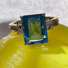 Carica l&#39;immagine nel visualizzatore di Gallery, Anello in oro giallo 9 carati con topazio blu e diamanti
