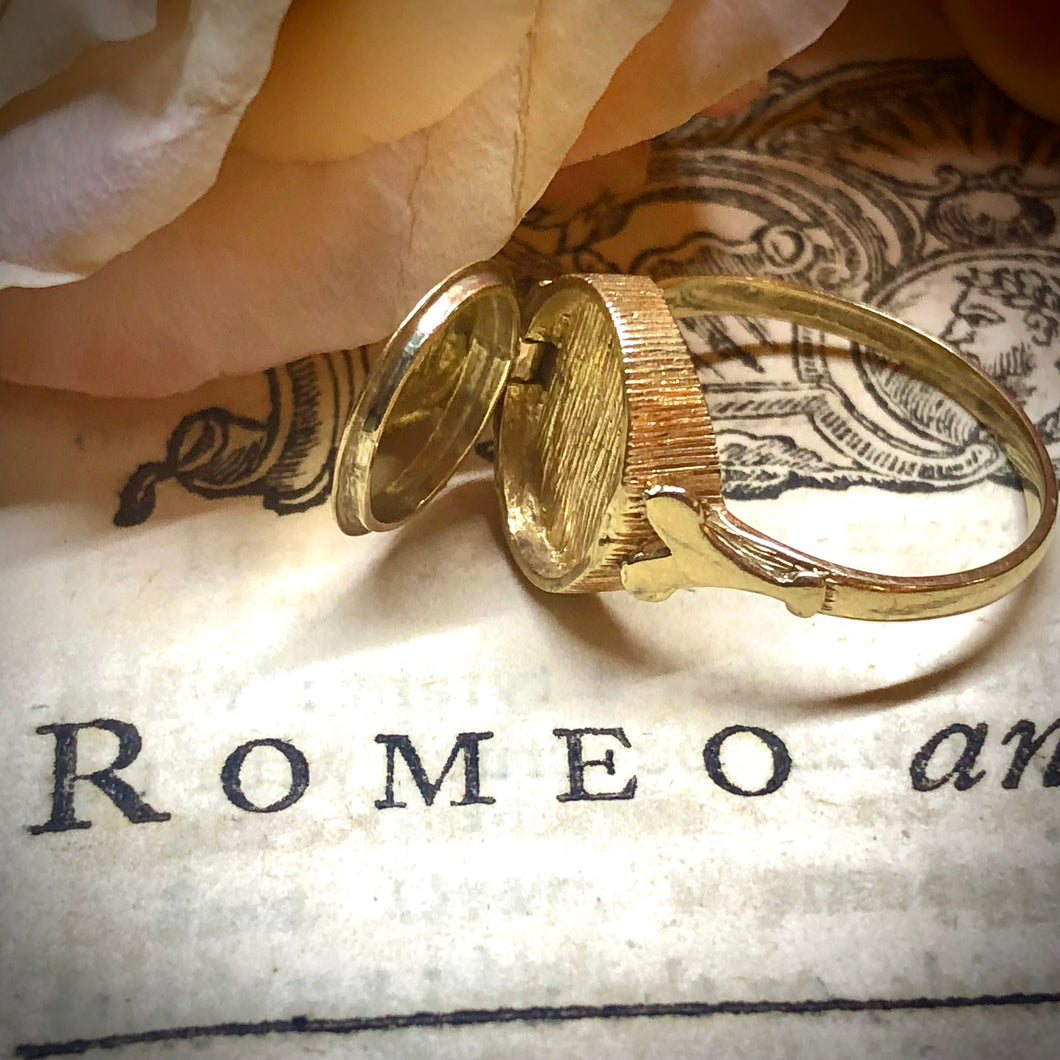 Poison ring o “anello da veleno” o “anello devozionale” vintage in oro