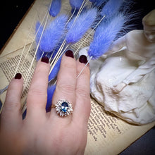 Carica l&#39;immagine nel visualizzatore di Gallery, Anello vintage con topazio azzurro e diamanti
