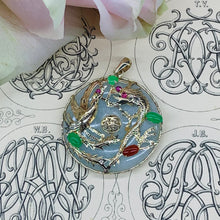 Carica l&#39;immagine nel visualizzatore di Gallery, Pendente con disco in giada decorato in oro con dragone ed uccello, rubini e giade
