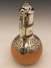Carica l&#39;immagine nel visualizzatore di Gallery, Versatoio vittoriano in terracotta montato in metallo argentato (Sheffield plate)
