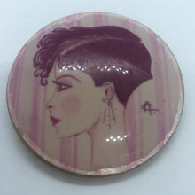 Carica l&#39;immagine nel visualizzatore di Gallery, Spilla vintage in resina con ritratto
