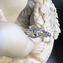 Carica l&#39;immagine nel visualizzatore di Gallery, Anello solitario vintage in oro bianco 18 carati con diamante taglio brillante da 0.80 carati
