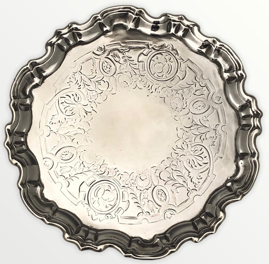 Vassoio salver in argento in stile Chippendale realizzato a Londra nel 1742