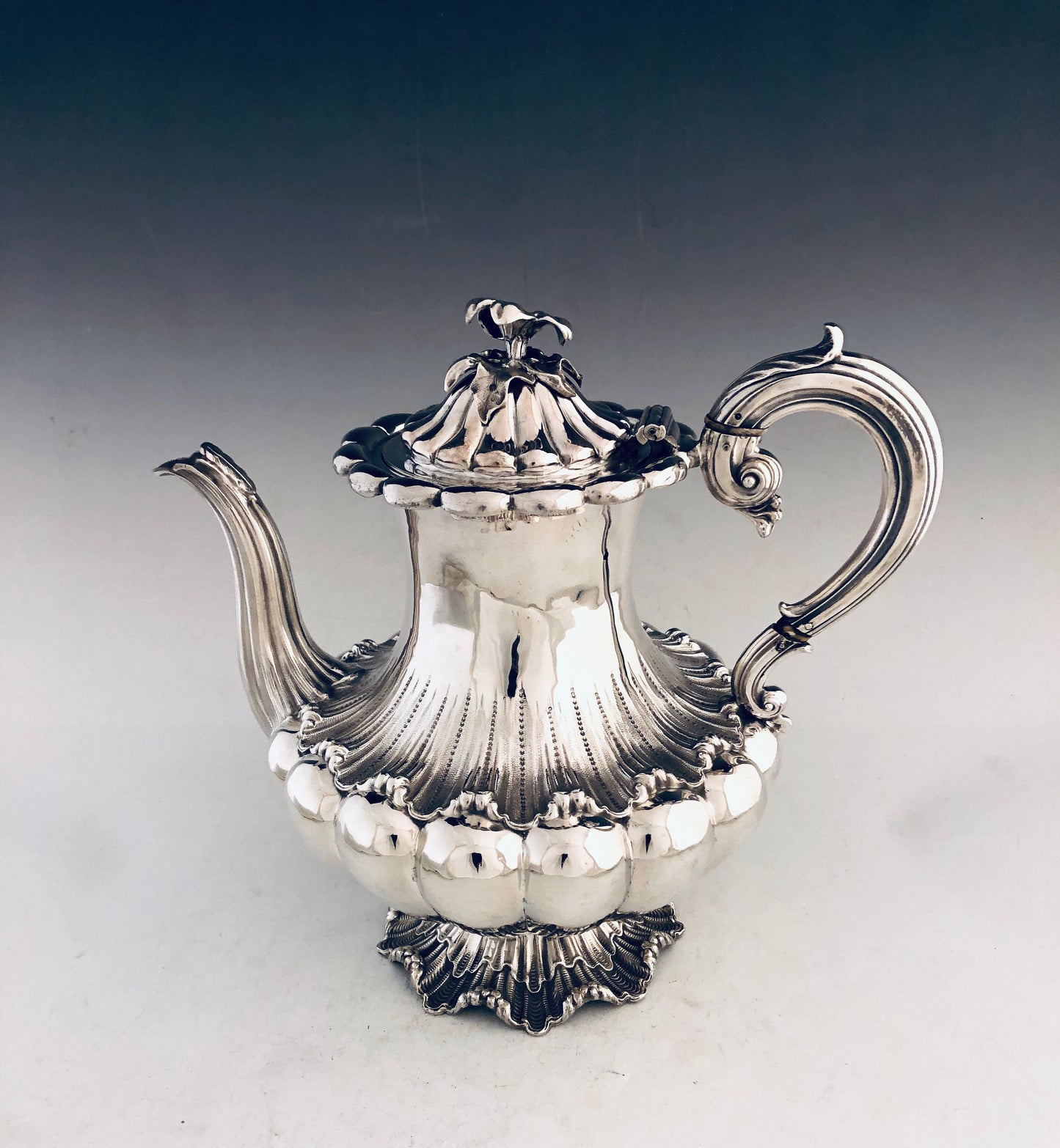 Set da tè e caffè in argento con rarissima base a gonnellino realizzato in fusione cesellata. Completo di lattiera e zuccheriera con cornature interne.  Edward, Edward junior, John & William Barnard Londra 1830