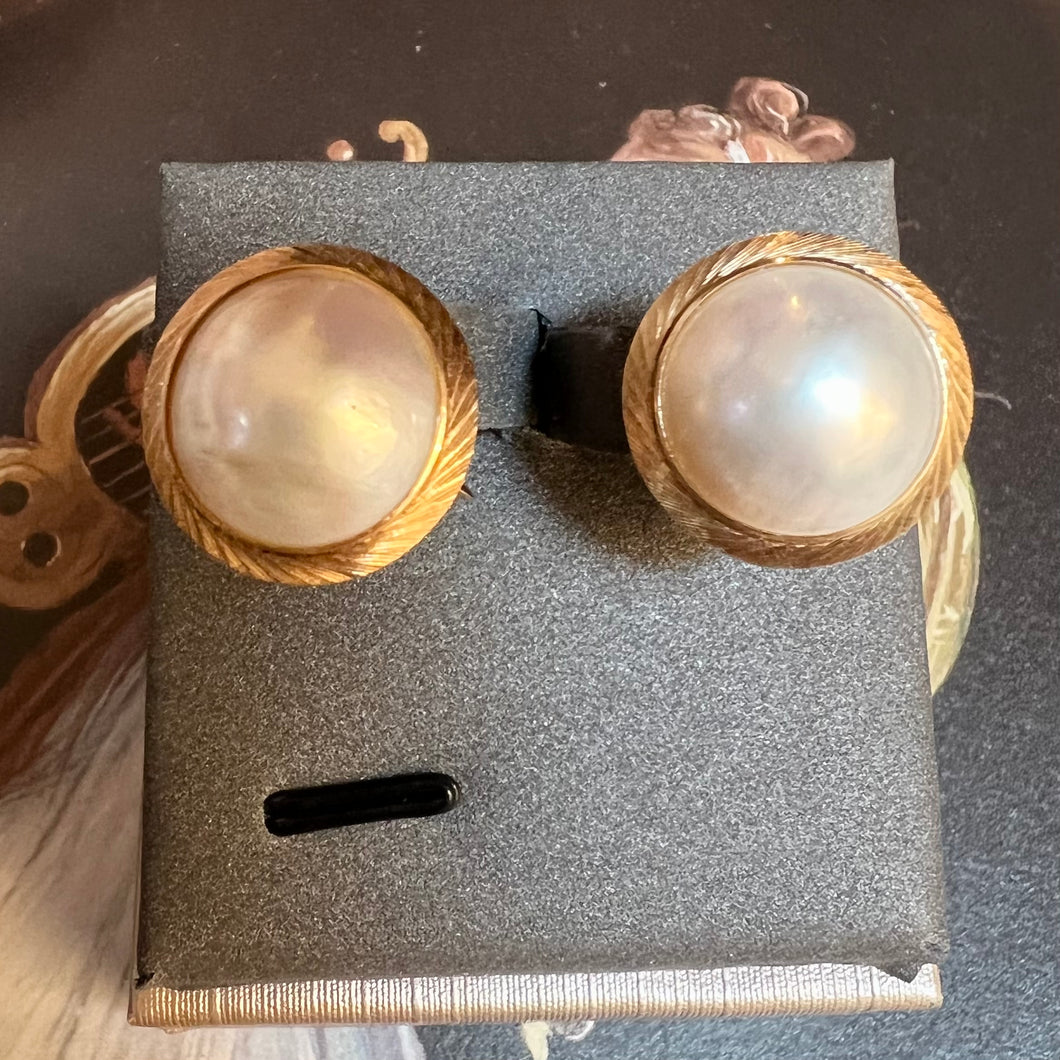 Orecchini con perle Mabe in oro anni ‘40/‘50