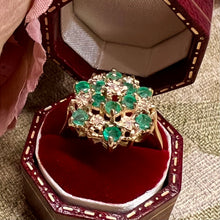 Carica l&#39;immagine nel visualizzatore di Gallery, Anello a fiore con smeraldi e diamanti
