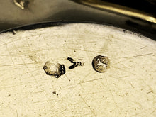 Carica l&#39;immagine nel visualizzatore di Gallery, Rara tazza da puerpera in argento dorato con piattino d’appoggio e coperchio. Milano 1812-1872
