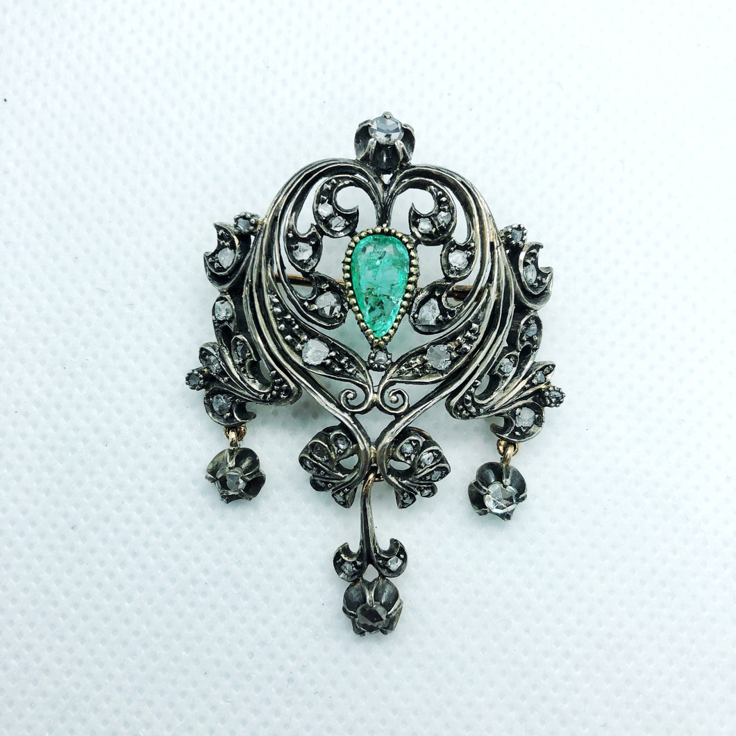 Antica spilla-pendente in oro e argento con smeraldo a goccia e diamanti. Realizzata in Italia primi del ‘900