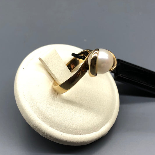 Vintage gold ring with pearl
