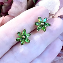 Carica l&#39;immagine nel visualizzatore di Gallery, Orecchini a fiore con peridoti
