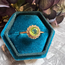Carica l&#39;immagine nel visualizzatore di Gallery, Anello vintage con peridoto
