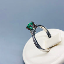 Carica l&#39;immagine nel visualizzatore di Gallery, Lo smeraldo colombiano, il più bello al mondo. Aggraziato e raffinato anello vintage in oro bianco 18 carati con smeraldo colombiano e diamanti
