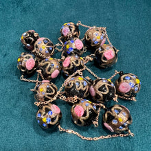 Carica l&#39;immagine nel visualizzatore di Gallery, Collana lunga con antiche perle veneziane nere “fiorate”
