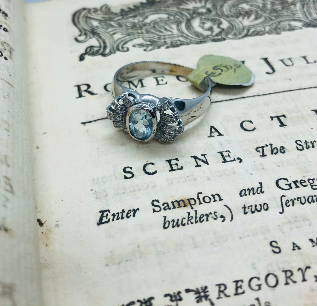 Anello anni ‘50 a fiocco in oro bianco 18 carati con acquamarina