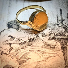 Carica l&#39;immagine nel visualizzatore di Gallery, Poison ring o “anello da veleno” o “anello devozionale” vintage in oro

