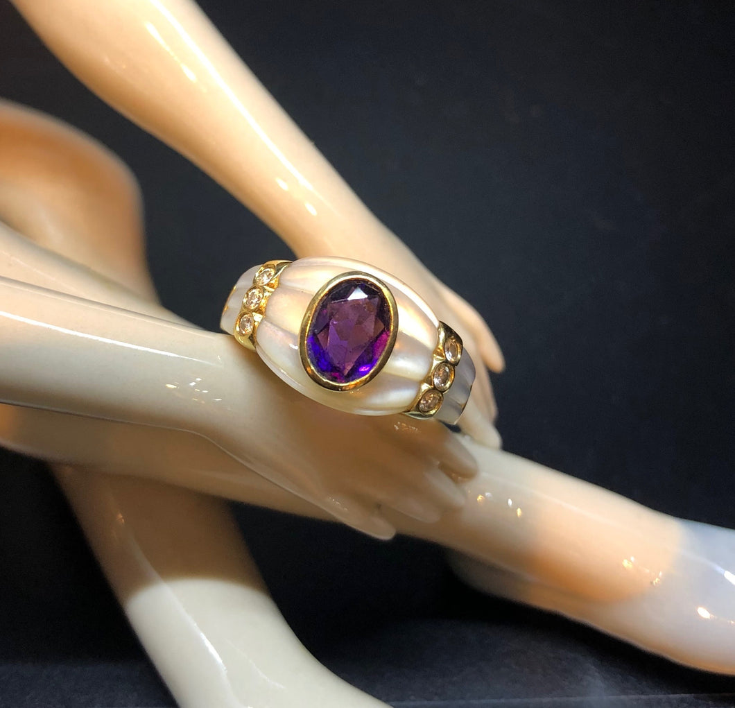 Anello vintage in oro, brillanti, madreperla e ametista.