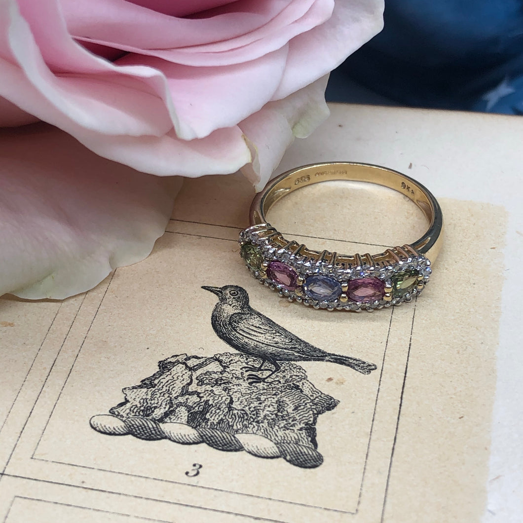 Anello vintage inglese in oro con delicati accostamenti di zaffiro e topazi contornati da diamanti