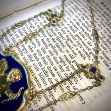 Carica l&#39;immagine nel visualizzatore di Gallery, Antica collana in oro con placca raffigurante putto su smalto blu
