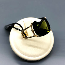 Carica l&#39;immagine nel visualizzatore di Gallery, Anello di design in oro con moldavite naturale

