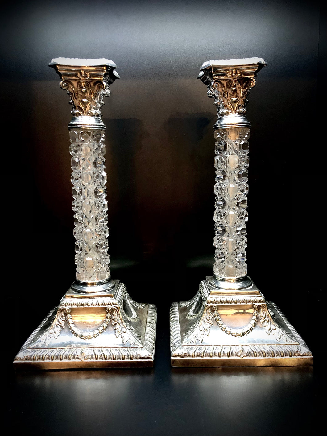 Particolare coppia di candelieri antichi in stile neoclassico con fusto in cristallo