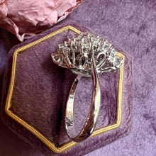 Carica l&#39;immagine nel visualizzatore di Gallery, Anello in oro bianco 18 carati con nuvola di diamanti
