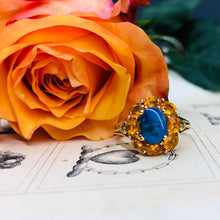 Carica l&#39;immagine nel visualizzatore di Gallery, Anello vintage in oro, a fiore con opale di fuoco blu contornato da opali di fuoco arancio
