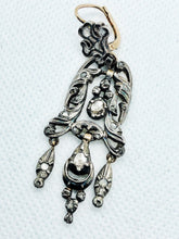 Carica l&#39;immagine nel visualizzatore di Gallery, Coppia di orecchini chandelier dei primi ‘900 in oro, argento e rosette di diamante. Italia  ‘700
