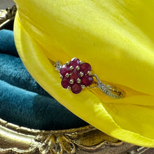 Carica l&#39;immagine nel visualizzatore di Gallery, Anello a margherita in oro con rubini e diamanti
