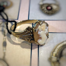 Carica l&#39;immagine nel visualizzatore di Gallery, Anello vintage  classico romantico in oro giallo con cammeo
