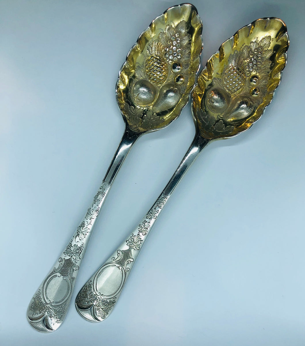 Antica coppia di berry spoon sbalzata, cesellata e dorata