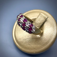 Carica l&#39;immagine nel visualizzatore di Gallery, Anello vintage bombè con rubini e diamanti
