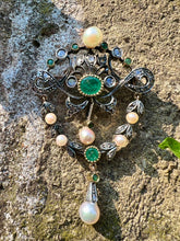 Carica l&#39;immagine nel visualizzatore di Gallery, Spilla antica in oro, argento, diamanti, smeraldi, perle
