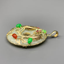 Carica l&#39;immagine nel visualizzatore di Gallery, Pendente con disco in giada decorato in oro con dragone ed uccello, rubini e giade
