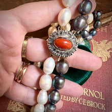 Carica l&#39;immagine nel visualizzatore di Gallery, Collana vintage con un filo di perle scaramazze nere e uno bianco. Chiusura in oro, corallo e rosette di diamanti
