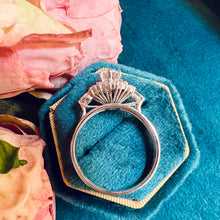 Carica l&#39;immagine nel visualizzatore di Gallery, Strabiliante anello anni ‘60 in oro bianco 18 carati e diamanti tot 1.20
