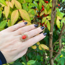 Carica l&#39;immagine nel visualizzatore di Gallery, Anello con corallo e montatura a giorno
