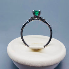 Carica l&#39;immagine nel visualizzatore di Gallery, Lo smeraldo colombiano, il più bello al mondo. Aggraziato e raffinato anello vintage in oro bianco 18 carati con smeraldo colombiano e diamanti
