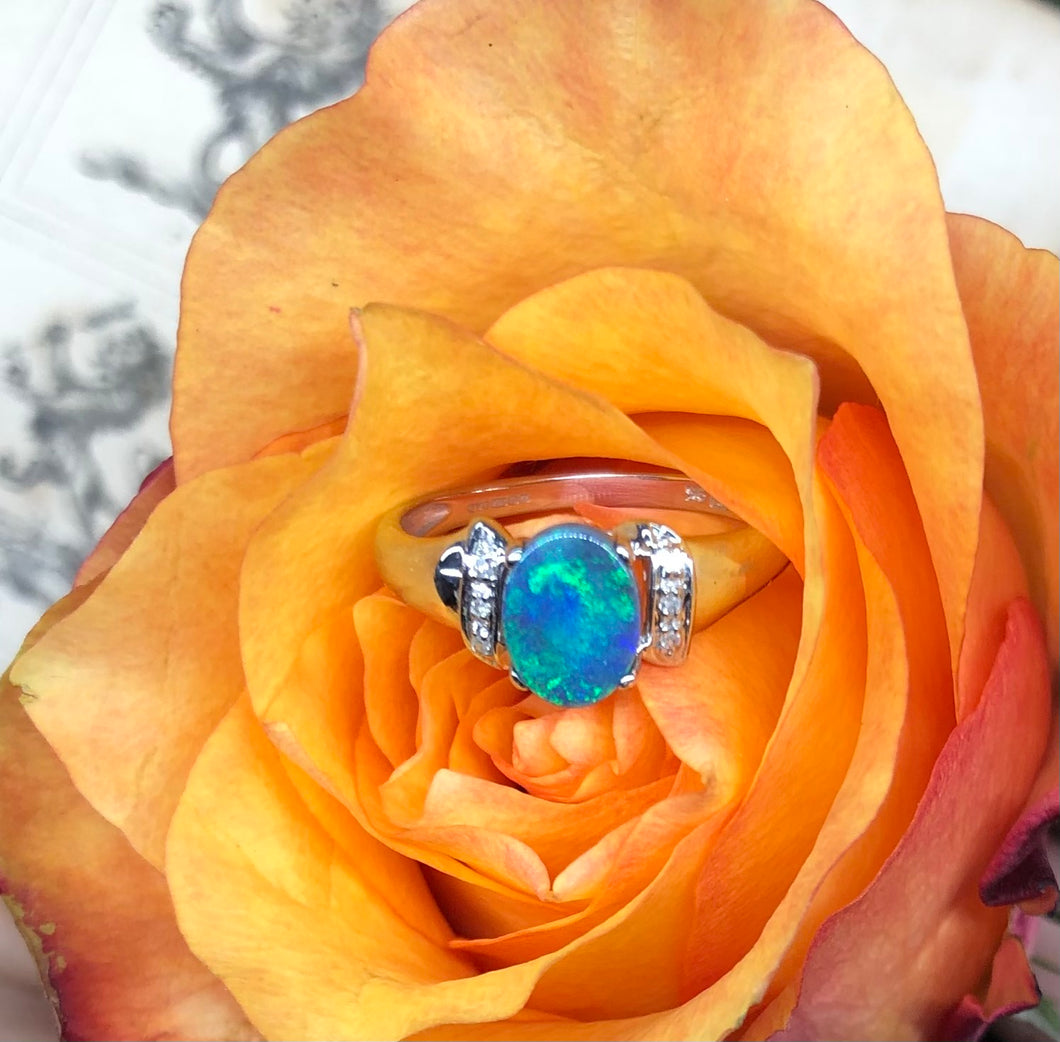Anello vintage in oro bianco con opale blu e diamanti
