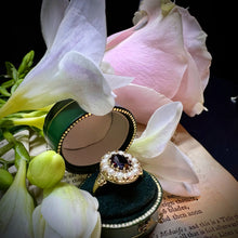 Carica l&#39;immagine nel visualizzatore di Gallery, Anello vintage a margherita con granato e perle
